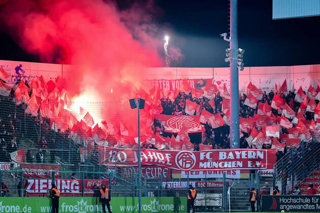 Fans des FC Bayern München II zünden Bengalos und schießen Raketen, Bengalo, Bengalos, Feuerwerk, flare, Fans, Publikum, Zuschauer, Stimmung, Atmosphäre, Stadion, 28.02.2020, Unterhaching (Deutschland), Fussball, 3. Liga, SpVgg Unterhaching - FC Bayern München II, DFB DFL REGULATIONS PROHIBIT ANY USE OF PHOTOGRAPHS AS IMAGE SEQUENCES AND OR QUASI-VIDEO.
