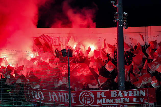 Fans des FC Bayern München II zünden Bengalos und schießen Raketen, Bengalo, Bengalos, Feuerwerk, flare, Fans, Publikum, Zuschauer, Stimmung, Atmosphäre, Stadion, 28.02.2020, Unterhaching (Deutschland), Fussball, 3. Liga, SpVgg Unterhaching - FC Bayern München II, DFB DFL REGULATIONS PROHIBIT ANY USE OF PHOTOGRAPHS AS IMAGE SEQUENCES AND OR QUASI-VIDEO.