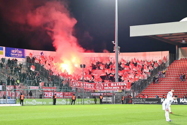 Fans des FC Bayern München II z+ünden Bengalos, Bengalo, Bengalos, Feuerwerk, flare, Fans, Publikum, Zuschauer, Stimmung, Atmosphäre, Stadion, 28.02.2020, Unterhaching (Deutschland), Fussball, 3. Liga, SpVgg Unterhaching - FC Bayern München II, DFB DFL REGULATIONS PROHIBIT ANY USE OF PHOTOGRAPHS AS IMAGE SEQUENCES AND OR QUASI-VIDEO.