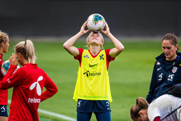 200920 Julie Blakstad of the Norwegian women?s national football team during a training session on September 20, 2020 in Oslo. Photo: Marius Simensen BILDBYRAN Cop 238 bbeng dam em-kval em-kvalifisering kvinner em-kvalik football fotball fotboll norge norway soccer training trening träning UEFA EURO, EM, Europameisterschaft,Fussball Qualifier, EM, Europameisterschaft Copyright: MARIUSxSIMENSEN BB200920BB233