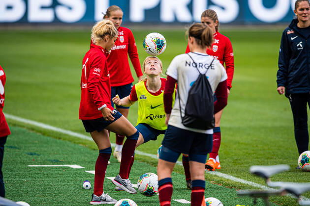 200920 Julie Blakstad of the Norwegian women?s national football team during a training session on September 20, 2020 in Oslo. Photo: Marius Simensen BILDBYRAN Cop 238 bbeng dam em-kval em-kvalifisering kvinner em-kvalik football fotball fotboll norge norway soccer training trening träning UEFA EURO, EM, Europameisterschaft,Fussball Qualifier, EM, Europameisterschaft Copyright: MARIUSxSIMENSEN BB200920BB235