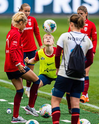 200920 Julie Blakstad of the Norwegian women?s national football team during a training session on September 20, 2020 in Oslo. Photo: Marius Simensen BILDBYRAN Cop 238 bbeng dam em-kval em-kvalifisering kvinner em-kvalik football fotball fotboll norge norway soccer training trening träning UEFA EURO, EM, Europameisterschaft,Fussball Qualifier, EM, Europameisterschaft Copyright: MARIUSxSIMENSEN BB200920BB236