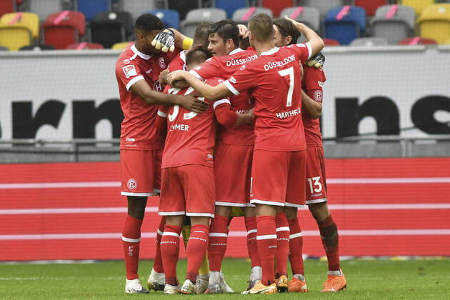 Schlussjubel Schlußjubel Emotion Freude der Mannschaft von Duesseldorf 26.09.2020 Fussball, 2. Bundesliga, Fortuna Duesseldorf vs. FC Wuerzburger Kickers, Merkur Spiel-Arena, Duesseldorf, DFB DFL REGULATIONS PROHIBIT ANY USE OF PHOTOGRAPHS AS IMAGE SEQUENCES AND OR QUASI-VIDEO