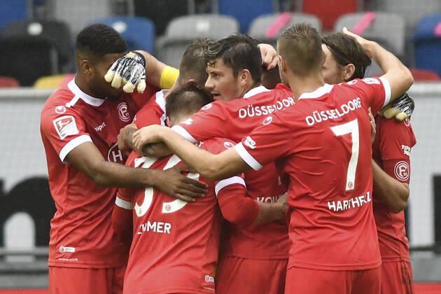 Schlussjubel Schlußjubel Emotion Freude der Mannschaft von Duesseldorf 26.09.2020 Fussball, 2. Bundesliga, Fortuna Duesseldorf vs. FC Wuerzburger Kickers, Merkur Spiel-Arena, Duesseldorf, DFB DFL REGULATIONS PROHIBIT ANY USE OF PHOTOGRAPHS AS IMAGE SEQUENCES AND OR QUASI-VIDEO
