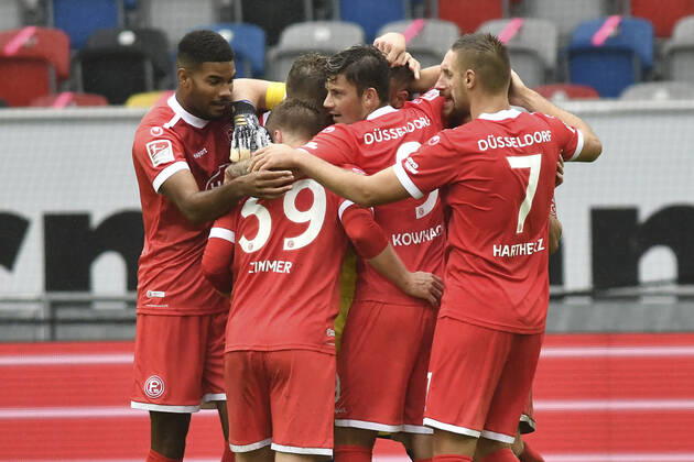 Schlussjubel Schlußjubel Emotion Freude der Mannschaft von Duesseldorf 26.09.2020 Fussball, 2. Bundesliga, Fortuna Duesseldorf vs. FC Wuerzburger Kickers, Merkur Spiel-Arena, Duesseldorf, DFB DFL REGULATIONS PROHIBIT ANY USE OF PHOTOGRAPHS AS IMAGE SEQUENCES AND OR QUASI-VIDEO