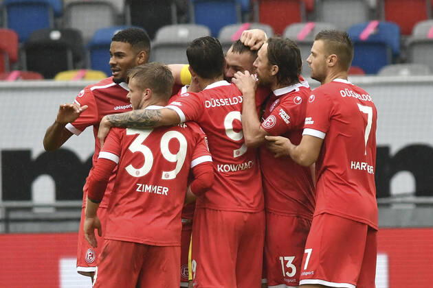 Schlussjubel Schlußjubel Emotion Freude der Mannschaft von Duesseldorf 26.09.2020 Fussball, 2. Bundesliga, Fortuna Duesseldorf vs. FC Wuerzburger Kickers, Merkur Spiel-Arena, Duesseldorf, DFB DFL REGULATIONS PROHIBIT ANY USE OF PHOTOGRAPHS AS IMAGE SEQUENCES AND OR QUASI-VIDEO