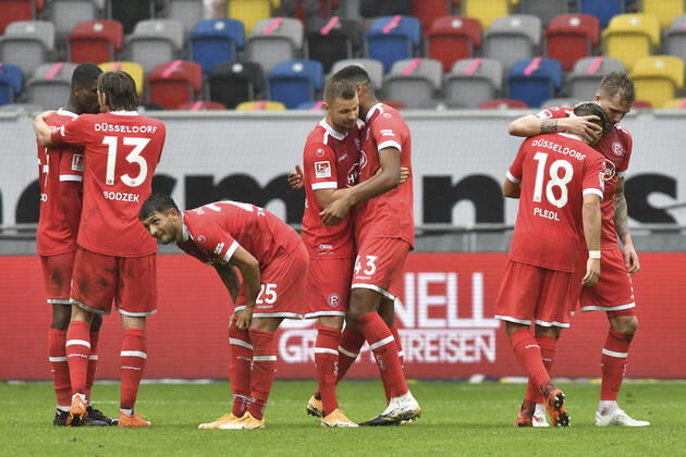 Schlussjubel Schlußjubel Emotion Freude der Mannschaft von Duesseldorf 26.09.2020 Fussball, 2. Bundesliga, Fortuna Duesseldorf vs. FC Wuerzburger Kickers, Merkur Spiel-Arena, Duesseldorf, DFB DFL REGULATIONS PROHIBIT ANY USE OF PHOTOGRAPHS AS IMAGE SEQUENCES AND OR QUASI-VIDEO