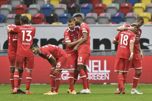 Schlussjubel Schlußjubel Emotion Freude der Mannschaft von Duesseldorf 26.09.2020 Fussball, 2. Bundesliga, Fortuna Duesseldorf vs. FC Wuerzburger Kickers, Merkur Spiel-Arena, Duesseldorf, DFB DFL REGULATIONS PROHIBIT ANY USE OF PHOTOGRAPHS AS IMAGE SEQUENCES AND OR QUASI-VIDEO
