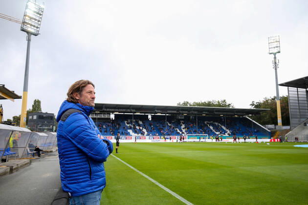 26.09.2020 xjjx Fussball 2.Bundesliga SV Darmstadt 98 - SSV Jahn Regensburg emonline v.l., Carsten Wehlmann (SV Darmstadt 98 Sportlicher Leiter), Fans im Stadion (DFL DFB REGULATIONS PROHIBIT ANY USE OF PHOTOGRAPHS as IMAGE SEQUENCES and or QUASI-VIDEO) Copyright: JoaquimxFerreira