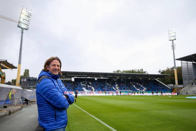 26.09.2020 xjjx Fussball 2.Bundesliga SV Darmstadt 98 - SSV Jahn Regensburg emonline v.l., Carsten Wehlmann (SV Darmstadt 98 Sportlicher Leiter), Fans im Stadion (DFL DFB REGULATIONS PROHIBIT ANY USE OF PHOTOGRAPHS as IMAGE SEQUENCES and or QUASI-VIDEO) Copyright: JoaquimxFerreira