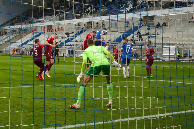 26.09.2020 xjjx Fussball 2.Bundesliga SV Darmstadt 98 - SSV Jahn Regensburg emonline v.l., Victor Palsson (SV Darmstadt 98), Torwart Alexander Meyer (SSV Jahn Regensburg) klärt an der Linie (DFL DFB REGULATIONS PROHIBIT ANY USE OF PHOTOGRAPHS as IMAGE SEQUENCES and or QUASI-VIDEO) Copyright: JoaquimxFerreira