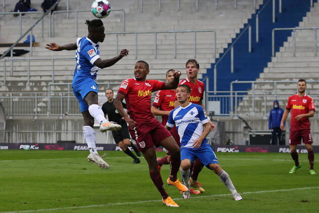 26.09.2020 xjjx Fussball 2.Bundesliga SV Darmstadt 98 - SSV Jahn Regensburg emonline v.l., Braydon Manu (SV Darmstadt 98), Florian Heister (SSV Jahn Regensburg), Kopfball, Kopfballduell (DFL DFB REGULATIONS PROHIBIT ANY USE OF PHOTOGRAPHS as IMAGE SEQUENCES and or QUASI-VIDEO) Copyright: JoaquimxFerreira