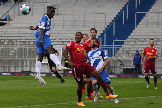 26.09.2020 xjjx Fussball 2.Bundesliga SV Darmstadt 98 - SSV Jahn Regensburg emonline v.l., Braydon Manu (SV Darmstadt 98), Florian Heister (SSV Jahn Regensburg), Kopfball, Kopfballduell (DFL DFB REGULATIONS PROHIBIT ANY USE OF PHOTOGRAPHS as IMAGE SEQUENCES and or QUASI-VIDEO) Copyright: JoaquimxFerreira