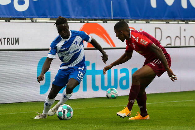 26.09.2020 xjjx Fussball 2.Bundesliga SV Darmstadt 98 - SSV Jahn Regensburg emonline v.l., Braydon Manu (SV Darmstadt 98), Florian Heister (SSV Jahn Regensburg), Zweikampf, Action, Aktion, Battles for the Ball (DFL DFB REGULATIONS PROHIBIT ANY USE OF PHOTOGRAPHS as IMAGE SEQUENCES and or QUASI-VIDEO) Copyright: JoaquimxFerreira