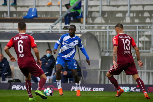 26.09.2020 xjjx Fussball 2.Bundesliga SV Darmstadt 98 - SSV Jahn Regensburg emonline v.l., Benedikt Saller (SSV Jahn Regensburg), Erich Berko (SV Darmstadt 98), Erik Wekesser (SSV Jahn Regensburg) (DFL DFB REGULATIONS PROHIBIT ANY USE OF PHOTOGRAPHS as IMAGE SEQUENCES and or QUASI-VIDEO) Copyright: JoaquimxFerreira