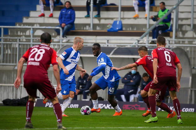 26.09.2020 xjjx Fussball 2.Bundesliga SV Darmstadt 98 - SSV Jahn Regensburg emonline v.l., Sebastian Nachreiner (SSV Jahn Regensburg), Fabian Holland (SV Darmstadt 98), Erich Berko (SV Darmstadt 98), Erik Wekesser (SSV Jahn Regensburg), Benedikt Saller (SSV Jahn Regensburg) (DFL DFB REGULATIONS PROHIBIT ANY USE OF PHOTOGRAPHS as IMAGE SEQUENCES and or QUASI-VIDEO) Copyright: JoaquimxFerreira