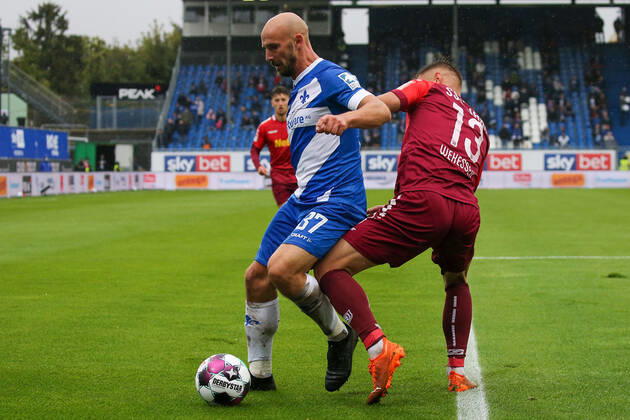 26.09.2020 xjjx Fussball 2.Bundesliga SV Darmstadt 98 - SSV Jahn Regensburg emonline v.l., Patrick Herrmann (SV Darmstadt 98), Erik Wekesser (SSV Jahn Regensburg),Zweikampf, Action, Aktion, Battles for the Ball (DFL DFB REGULATIONS PROHIBIT ANY USE OF PHOTOGRAPHS as IMAGE SEQUENCES and or QUASI-VIDEO) Copyright: JoaquimxFerreira