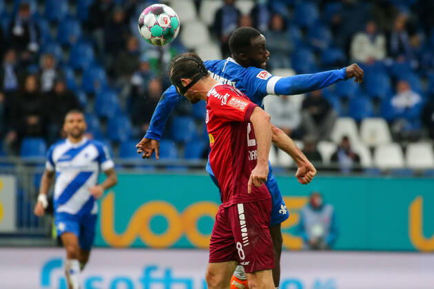 26.09.2020 xjjx Fussball 2.Bundesliga SV Darmstadt 98 - SSV Jahn Regensburg emonline v.l., Erich Berko (SV Darmstadt 98), Sebastian Nachreiner (SSV Jahn Regensburg),Kopfball, Kopfballduell (DFL DFB REGULATIONS PROHIBIT ANY USE OF PHOTOGRAPHS as IMAGE SEQUENCES and or QUASI-VIDEO) Copyright: JoaquimxFerreira