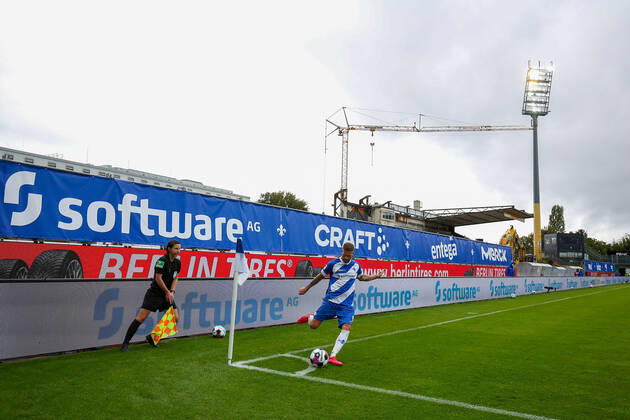 26.09.2020 xjjx Fussball 2.Bundesliga SV Darmstadt 98 - SSV Jahn Regensburg emonline v.l., Tobias Kempe (SV Darmstadt 98), im Hintergrund die Baustelle am Böllenfalltor (DFL DFB REGULATIONS PROHIBIT ANY USE OF PHOTOGRAPHS as IMAGE SEQUENCES and or QUASI-VIDEO) Copyright: JoaquimxFerreira