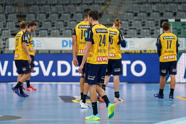 Spieler der Rhein-Neckar-Löwen enttäuscht über die Niederlage, Enttäuschung nach dem Schlusspfiff, Highlight, Verlierer, verloren, Frustration, disappointed, pessimistisch, 15.10.2020, Mannheim (Deutschland), Handball, Bundesliga, Rhein-Neckar Löwen - SC DHfK Leipzig