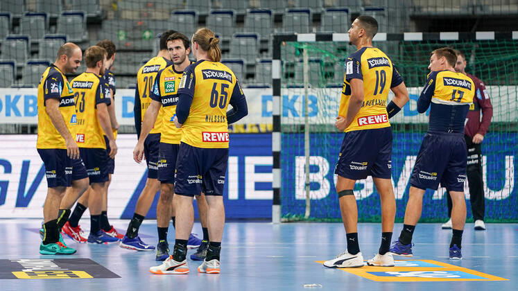 Spieler der Rhein-Neckar-Löwen enttäuscht über die Niederlage, Enttäuschung nach dem Schlusspfiff, Highlight, Verlierer, verloren, Frustration, disappointed, pessimistisch, 15.10.2020, Mannheim (Deutschland), Handball, Bundesliga, Rhein-Neckar Löwen - SC DHfK Leipzig