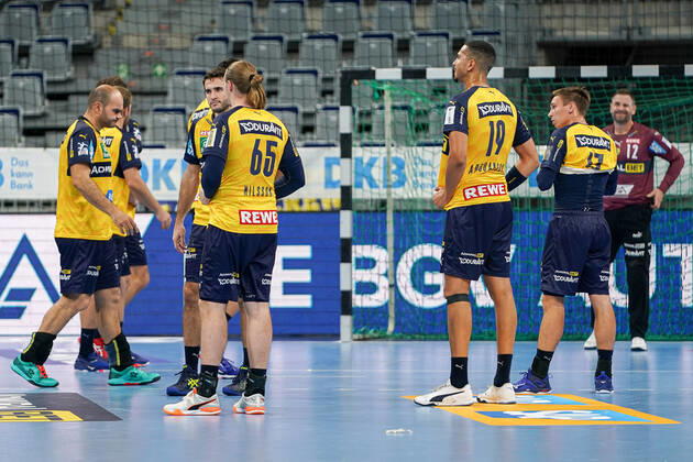 Spieler der Rhein-Neckar-Löwen enttäuscht über die Niederlage, Enttäuschung nach dem Schlusspfiff, Highlight, Verlierer, verloren, Frustration, disappointed, pessimistisch, 15.10.2020, Mannheim (Deutschland), Handball, Bundesliga, Rhein-Neckar Löwen - SC DHfK Leipzig