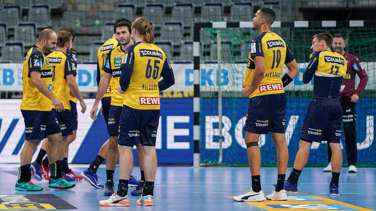 Spieler der Rhein-Neckar-Löwen, enttäuscht über die Niederlage, Enttäuschung nach dem Schlusspfiff, Highlight, Verlierer, verloren, Frustration, disappointed, pessimistisch, 15.10.2020, Mannheim (Deutschland), Handball, Bundesliga, Rhein-Neckar Löwen - SC DHfK Leipzig