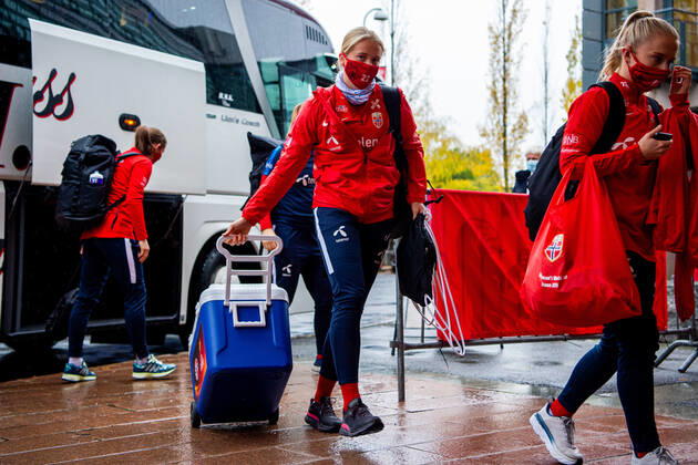 201020 Julie Blakstad of the Norwegian women?s national football team arrives wearing a face mask ahead of a training session on October 20, 2020 in Oslo. Photo: Vegard Wivestad Grott BILDBYRAN kod VG VG0059 bbeng fotboll football fotball soccer UEFA EURO, EM, Europameisterschaft,Fussball Qualifier, EM, Europameisterschaft em-kvalifisering kvinner em-kvalik em-kval norge norway dam trening träning training munnbind Copyright: VEGARDxWIVESTADxGRoTT BB201020VG017