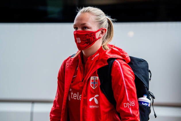 201021 Frida Maanum of the Norwegian women?s national football team arrives wearing a face mask ahead of a training session on October 21, 2020 in Oslo. Photo: Vegard Wivestad Grott BILDBYRAN kod VG VG0060 bbeng fotboll football fotball soccer UEFA EURO, EM, Europameisterschaft,Fussball Qualifier, EM, Europameisterschaft em-kvalifisering kvinner em-kvalik em-kval norge norway dam trening träning training munnbind Copyright: VEGARDxWIVESTADxGRoTT BB201021VG025