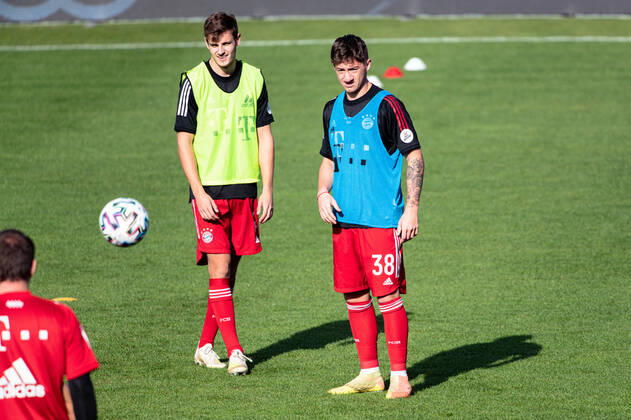 Josip Stanisic (FC Bayern Muenchen II) und Angelo Stiller (FC Bayern Muenchen II) vor dem 3. Liga-Punktspiel des FC Bayern Muenchen II gegen den SV Waldhof Mannheim 07 am 25.10.2020. (DFL DFB REGULATIONS PROHIBIT ANY USE OF PHOTOGRAPHS as IMAGE SEQUENCES and or QUASI-VIDEO) GER, 3. Liga 2020 21, 7. Spieltag, FC Bayern Muenchen II gegen SV Waldhof Mannheim, 25.10.2020, Gruenwalder Stadion Muenchen Muenchen Copyright: xFeinerx Eibner-Pressefotox EP_Feiner