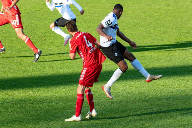 Josip Stanisic (FC Bayern Muenchen II) und Anton Leander Donkor (SV Waldhof Mannheim 07) im 3. Liga-Punktspiel des FC Bayern Muenchen II gegen den SV Waldhof Mannheim 07 am 25.10.2020. (DFL DFB REGULATIONS PROHIBIT ANY USE OF PHOTOGRAPHS as IMAGE SEQUENCES and or QUASI-VIDEO) GER, 3. Liga 2020 21, 7. Spieltag, FC Bayern Muenchen II gegen SV Waldhof Mannheim, 25.10.2020, Gruenwalder Stadion Muenchen Muenchen Copyright: xFeinerx Eibner-Pressefotox EP_Feiner