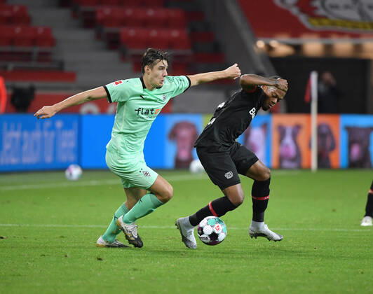 Florian Neuhaus (Borussia Moenchengladbach), Leon Bailey (Bayer Leverkusen), v.li. 08.11.2020, Fussball GER, Saison 2020 2021, 1. Bundesliga, 7. Spieltag, Bayer 04 Leverkusen - Borussia Mönchengladbach 4:3, , Foto: TEAM2sportphoto