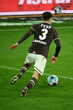 Fußball 2. Bundesliga 9. Spieltag VfL Osnabrück am 27.11.2020 im Millerntor-Stadion in Hamburg James Lawrence ( St. Pauli ) DFL regulations prohibit any use of photographs as image sequences and or quasi-video.
