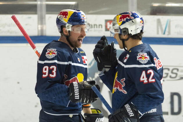 MAXIMILIAN KASTNER EHC Red Bull München, YASIN EHLIZ EHC Red Bull München jubeln, EHC Red Bull Muenchen vs. Duesseldorfer EG, Magenta Cup 1 2 Finale, Eisstadion Olympiapark Muenchen. 11.12.2020 Â