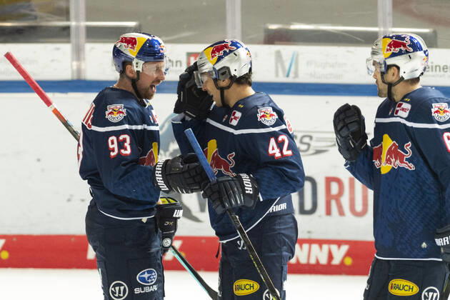 MAXIMILIAN KASTNER EHC Red Bull München, YASIN EHLIZ EHC Red Bull München jubeln nach 2 zu 0,EHC Red Bull Muenchen vs. Duesseldorfer EG, Magenta Cup 1 2 Finale, Eisstadion Olympiapark Muenchen. 11.12.2020 Â