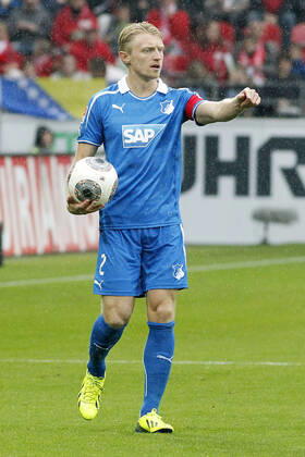 Mainz, Deutschland 05. Oktober 2013: 1. Bundesliga - 13 14 - 8. Spieltag - 1. FSV Mainz 05 vs. 1899 Hoffenheim. Andreas Beck (Hoffenheim), Gestik Geste gestikuliert, mit Ball, hoch, hochformat 1. Bundesliga - 13 14 - 8. Spieltag - 1. FSV Mainz 05 vs. 1899 Hoffenheim.