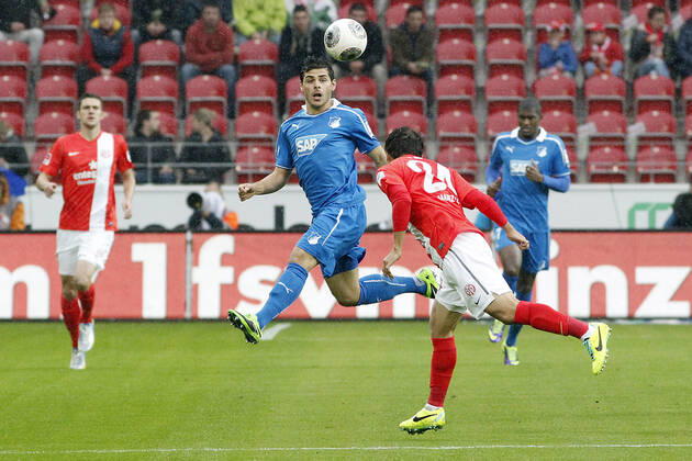 Mainz, Deutschland 05. Oktober 2013: 1. Bundesliga - 13 14 - 8. Spieltag - 1. FSV Mainz 05 vs. 1899 Hoffenheim. v.li. Kevin Volland (Hoffenheim) im Kopfballduell gegen Joo-Ho Park (Mainz), Kopfball Kopfballduell, quer, querformat 1. Bundesliga - 13 14 - 8. Spieltag - 1. FSV Mainz 05 vs. 1899 Hoffenheim.