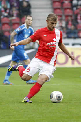 Mainz, Deutschland 05. Oktober 2013: 1. Bundesliga - 13 14 - 8. Spieltag - 1. FSV Mainz 05 vs. 1899 Hoffenheim. Johannes Geis (Mainz), mit Ball, im Hintergrund Eugen Polanski (Hoffenheim), hoch, hochformat 1. Bundesliga - 13 14 - 8. Spieltag - 1. FSV Mainz 05 vs. 1899 Hoffenheim.