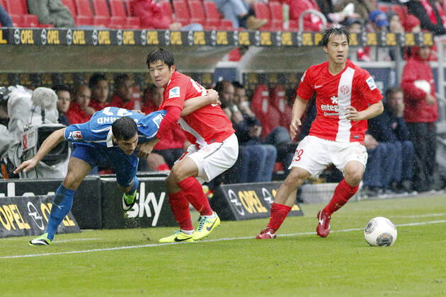 Mainz, Deutschland 05. Oktober 2013: 1. Bundesliga - 13 14 - 8. Spieltag - 1. FSV Mainz 05 vs. 1899 Hoffenheim. v.li. Kevin Volland (Hoffenheim), Joo-Ho Park (Mainz), Shinji Okazaki (Mainz), quer, querformat 1. Bundesliga - 13 14 - 8. Spieltag - 1. FSV Mainz 05 vs. 1899 Hoffenheim.