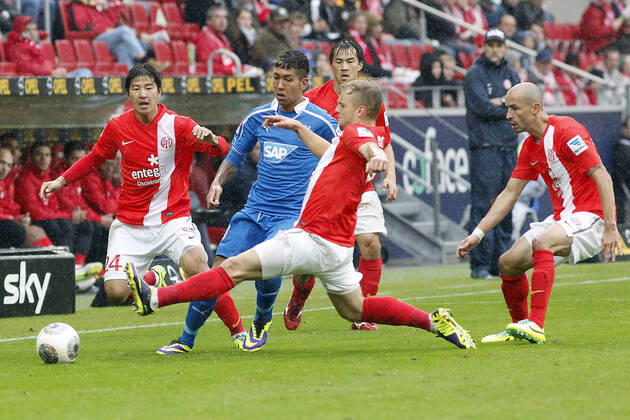 Mainz, Deutschland 05. Oktober 2013: 1. Bundesliga - 13 14 - 8. Spieltag - 1. FSV Mainz 05 vs. 1899 Hoffenheim. v.li. Joo-Ho Park (Mainz), Roberto Firmino (Hoffenheim), Johannes Geis (Mainz), Elkin Soto (Mainz), quer, querformat 1. Bundesliga - 13 14 - 8. Spieltag - 1. FSV Mainz 05 vs. 1899 Hoffenheim.