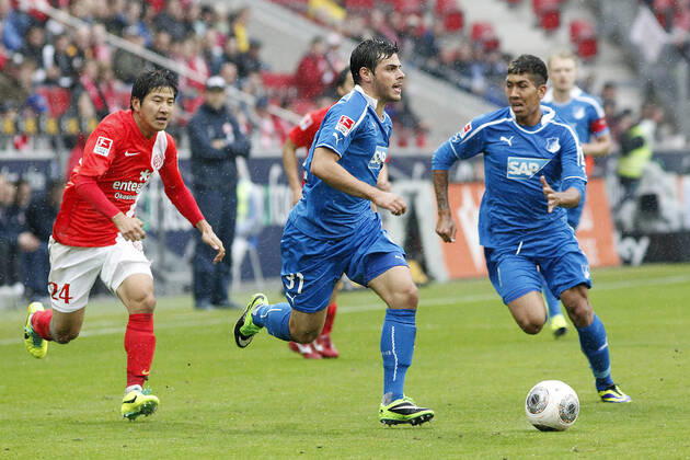 Mainz, Deutschland 05. Oktober 2013: 1. Bundesliga - 13 14 - 8. Spieltag - 1. FSV Mainz 05 vs. 1899 Hoffenheim. v.li. Joo-Ho Park (Mainz), Kevin Volland (Hoffenheim), Roberto Firmino (Hoffenheim), quer, querformat 1. Bundesliga - 13 14 - 8. Spieltag - 1. FSV Mainz 05 vs. 1899 Hoffenheim.