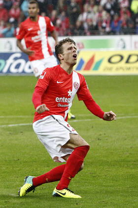 Mainz, Deutschland 05. Oktober 2013: 1. Bundesliga - 13 14 - 8. Spieltag - 1. FSV Mainz 05 vs. 1899 Hoffenheim. Nicolai Müller (Mainz), Gestik Geste gestikuliert, aergerlich ärgerlich, sauer, hoch, hochformat 1. Bundesliga - 13 14 - 8. Spieltag - 1. FSV Mainz 05 vs. 1899 Hoffenheim.