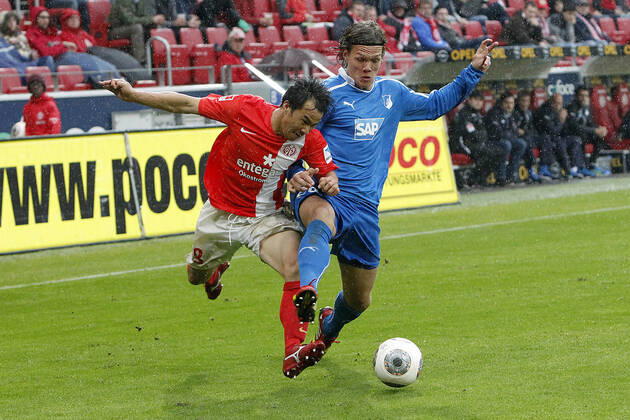 Mainz, Deutschland 05. Oktober 2013: 1. Bundesliga - 13 14 - 8. Spieltag - 1. FSV Mainz 05 vs. 1899 Hoffenheim. v.li. Shinji Okazaki (Mainz) im Laufduell gegen Jannik Vestergaard (Hoffenheim), quer, querformat 1. Bundesliga - 13 14 - 8. Spieltag - 1. FSV Mainz 05 vs. 1899 Hoffenheim.