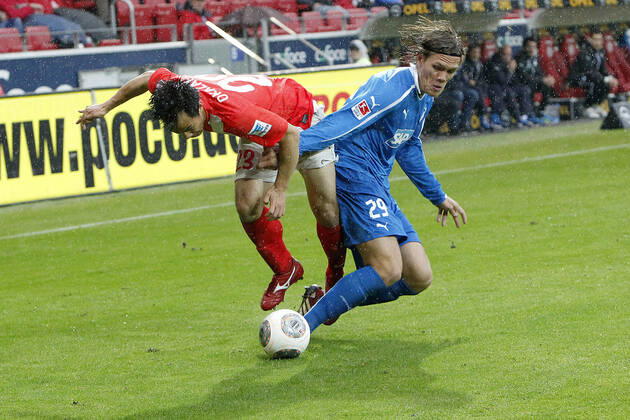 Mainz, Deutschland 05. Oktober 2013: 1. Bundesliga - 13 14 - 8. Spieltag - 1. FSV Mainz 05 vs. 1899 Hoffenheim. v.li. Shinji Okazaki (Mainz)im Zweikampf gegen Jannik Vestergaard (Hoffenheim), quer, querformat 1. Bundesliga - 13 14 - 8. Spieltag - 1. FSV Mainz 05 vs. 1899 Hoffenheim.