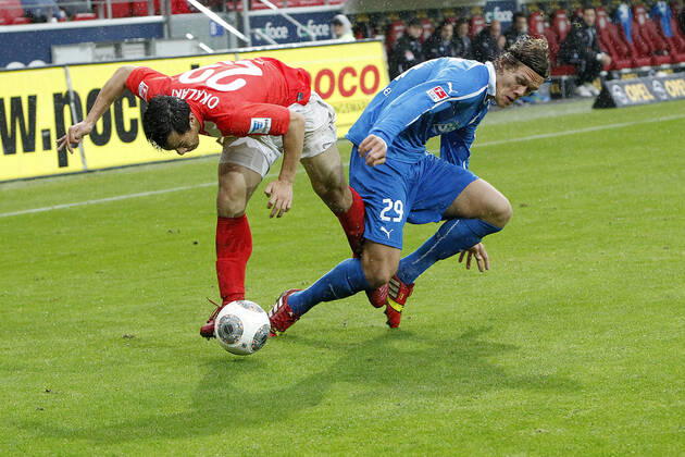 Mainz, Deutschland 05. Oktober 2013: 1. Bundesliga - 13 14 - 8. Spieltag - 1. FSV Mainz 05 vs. 1899 Hoffenheim. v.li. Shinji Okazaki (Mainz)im Zweikampf gegen Jannik Vestergaard (Hoffenheim), quer, querformat 1. Bundesliga - 13 14 - 8. Spieltag - 1. FSV Mainz 05 vs. 1899 Hoffenheim.