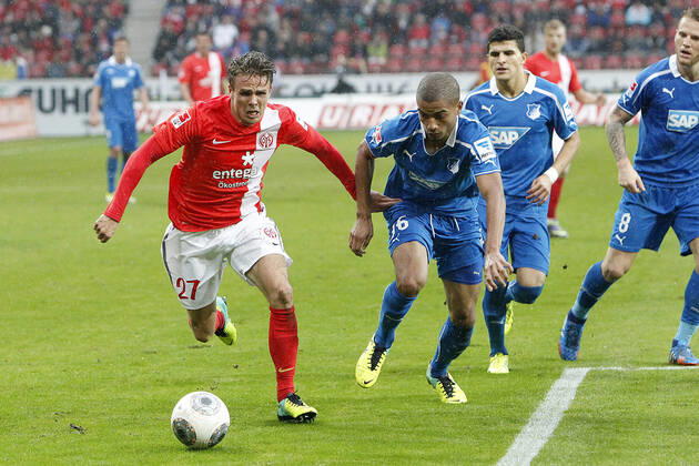 Mainz, Deutschland 05. Oktober 2013: 1. Bundesliga - 13 14 - 8. Spieltag - 1. FSV Mainz 05 vs. 1899 Hoffenheim. v.li. Nicolai Müller (Mainz) im Zweikampf gegen Jeremy Toljan (Hoffenheim), im Hintergrund v.li. Nicolai Müller (Mainz), Jeremy Toljan (Hoffenheim), quer, querformat 1. Bundesliga - 13 14 - 8. Spieltag - 1. FSV Mainz 05 vs. 1899 Hoffenheim.