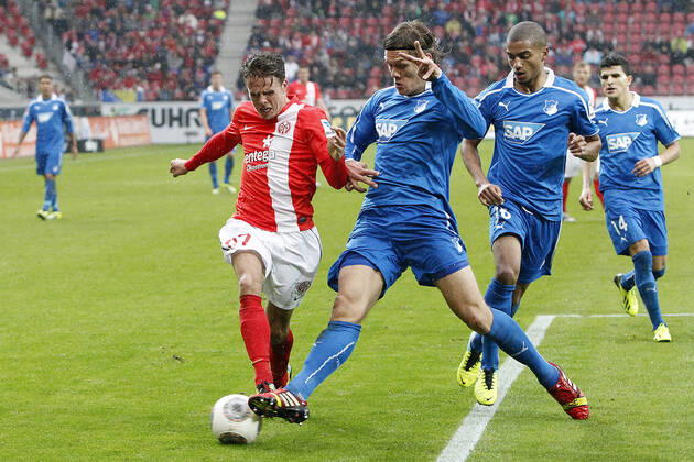 Mainz, Deutschland 05. Oktober 2013: 1. Bundesliga - 13 14 - 8. Spieltag - 1. FSV Mainz 05 vs. 1899 Hoffenheim. v.li. Nicolai Müller (Mainz) im Zweikampf gegen Jannik Vestergaard (Hoffenheim), im Hintergrund v.li. Jeremy Toljan (Hoffenheim), Tarik Elyounoussi (Hoffenheim), quer, querformat 1. Bundesliga - 13 14 - 8. Spieltag - 1. FSV Mainz 05 vs. 1899 Hoffenheim.