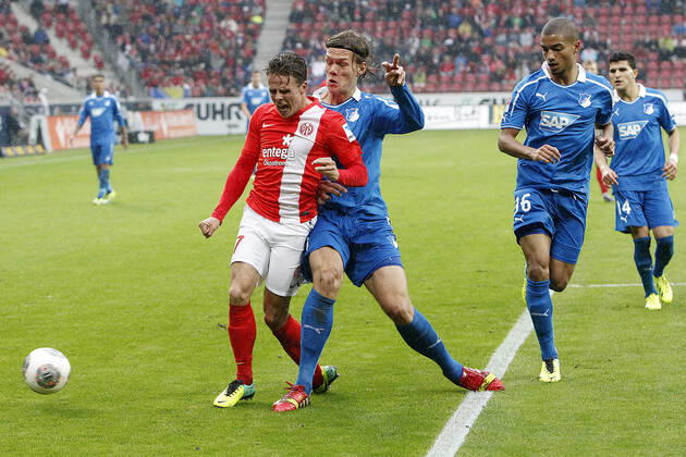 Mainz, Deutschland 05. Oktober 2013: 1. Bundesliga - 13 14 - 8. Spieltag - 1. FSV Mainz 05 vs. 1899 Hoffenheim. v.li. Nicolai Müller (Mainz) im Zweikampf gegen Jannik Vestergaard (Hoffenheim), im Hintergrund v.li. Jeremy Toljan (Hoffenheim), Tarik Elyounoussi (Hoffenheim), quer, querformat 1. Bundesliga - 13 14 - 8. Spieltag - 1. FSV Mainz 05 vs. 1899 Hoffenheim.