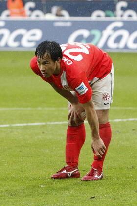 Mainz, Deutschland 05. Oktober 2013: 1. Bundesliga - 13 14 - 8. Spieltag - 1. FSV Mainz 05 vs. 1899 Hoffenheim. Shinji Okazaki (Mainz), Gestik Geste gestikuliert, Aktion . Einzelbild . Freisteller . hoch, hochformat 1. Bundesliga - 13 14 - 8. Spieltag - 1. FSV Mainz 05 vs. 1899 Hoffenheim.