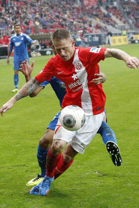 Mainz, Deutschland 05. Oktober 2013: 1. Bundesliga - 13 14 - 8. Spieltag - 1. FSV Mainz 05 vs. 1899 Hoffenheim. v. vorne Niki Zimling (Mainz) im Zweikampf gegen Jeremy Toljan (Hoffenheim), hoch, hochformat 1. Bundesliga - 13 14 - 8. Spieltag - 1. FSV Mainz 05 vs. 1899 Hoffenheim.
